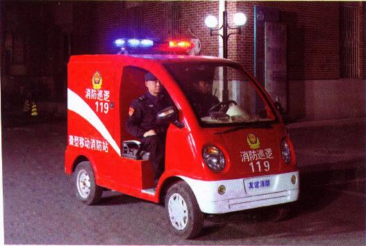 除夕夜，保安員駕駛電瓶車巡邏