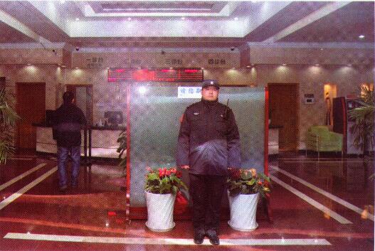 除夕夜，保安員在兒科門診大廳執勤